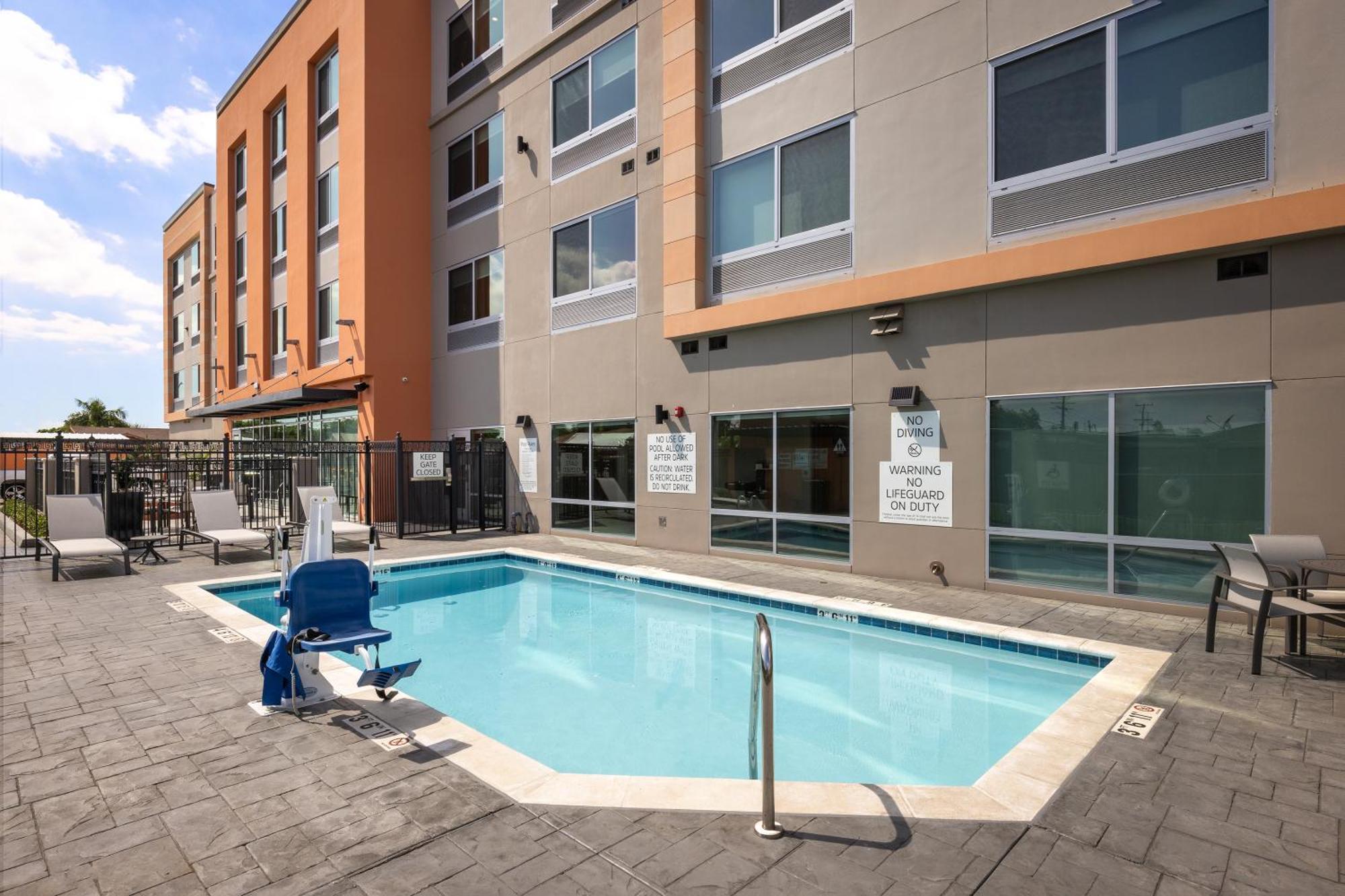 Holiday Inn Express & Suites - Hawaiian Gardens By Ihg Buitenkant foto